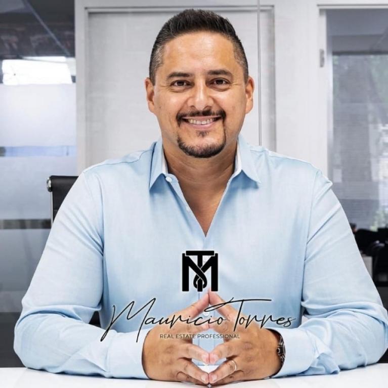 MAURICIO TORRES Logo